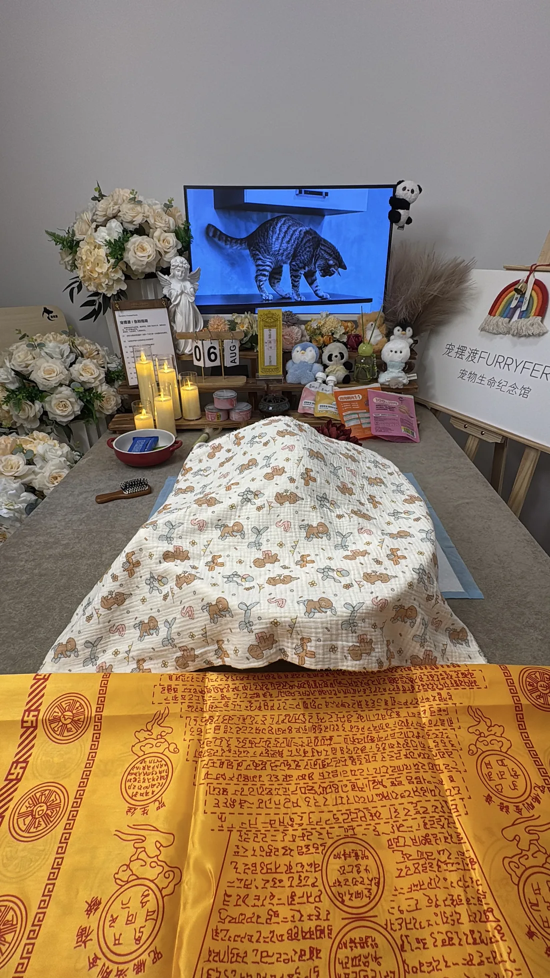 中山宠物告别仪式中的鲜花与纪念照片